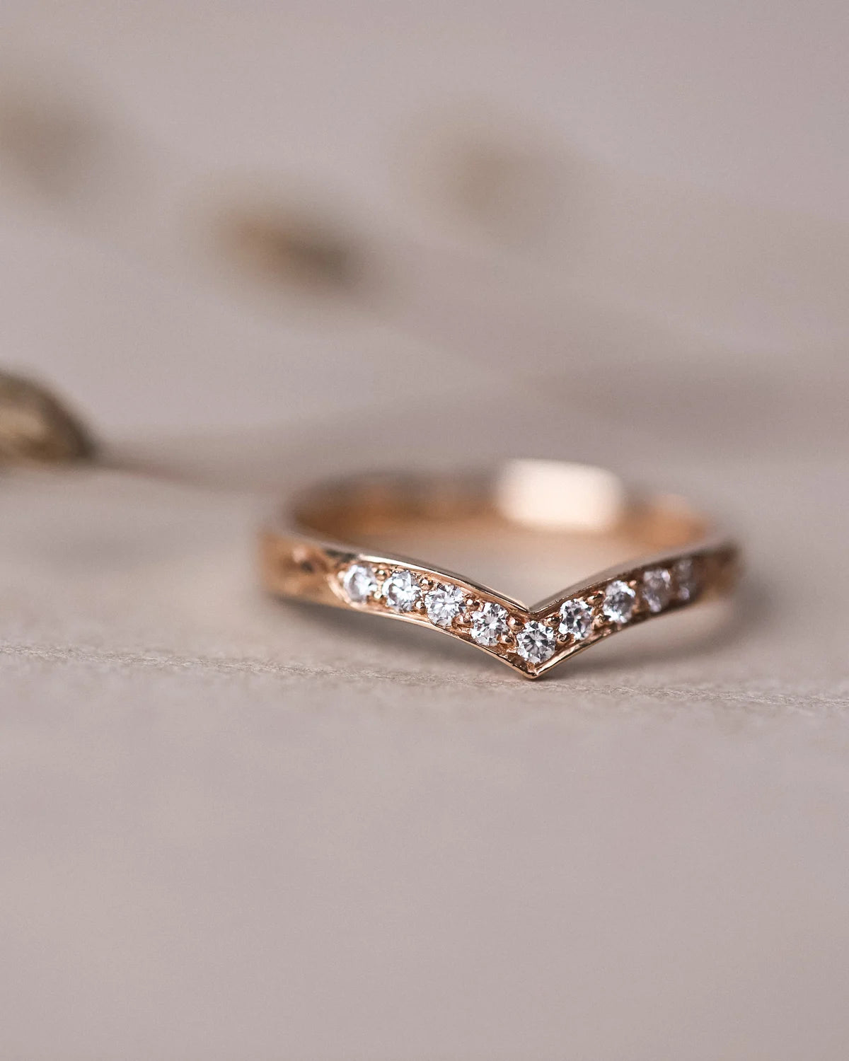 brilliant cut diamonds millgrain setting detail wishbone ring gold