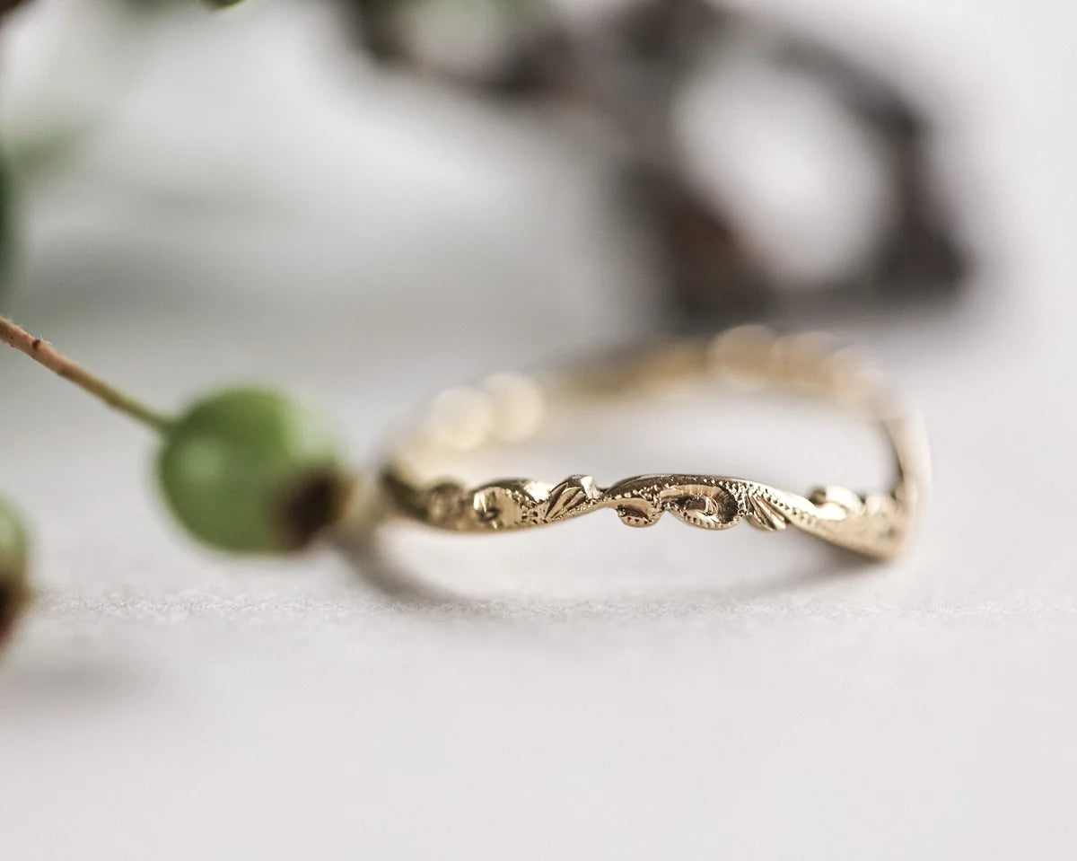 carved floral pattern detail gold band ring