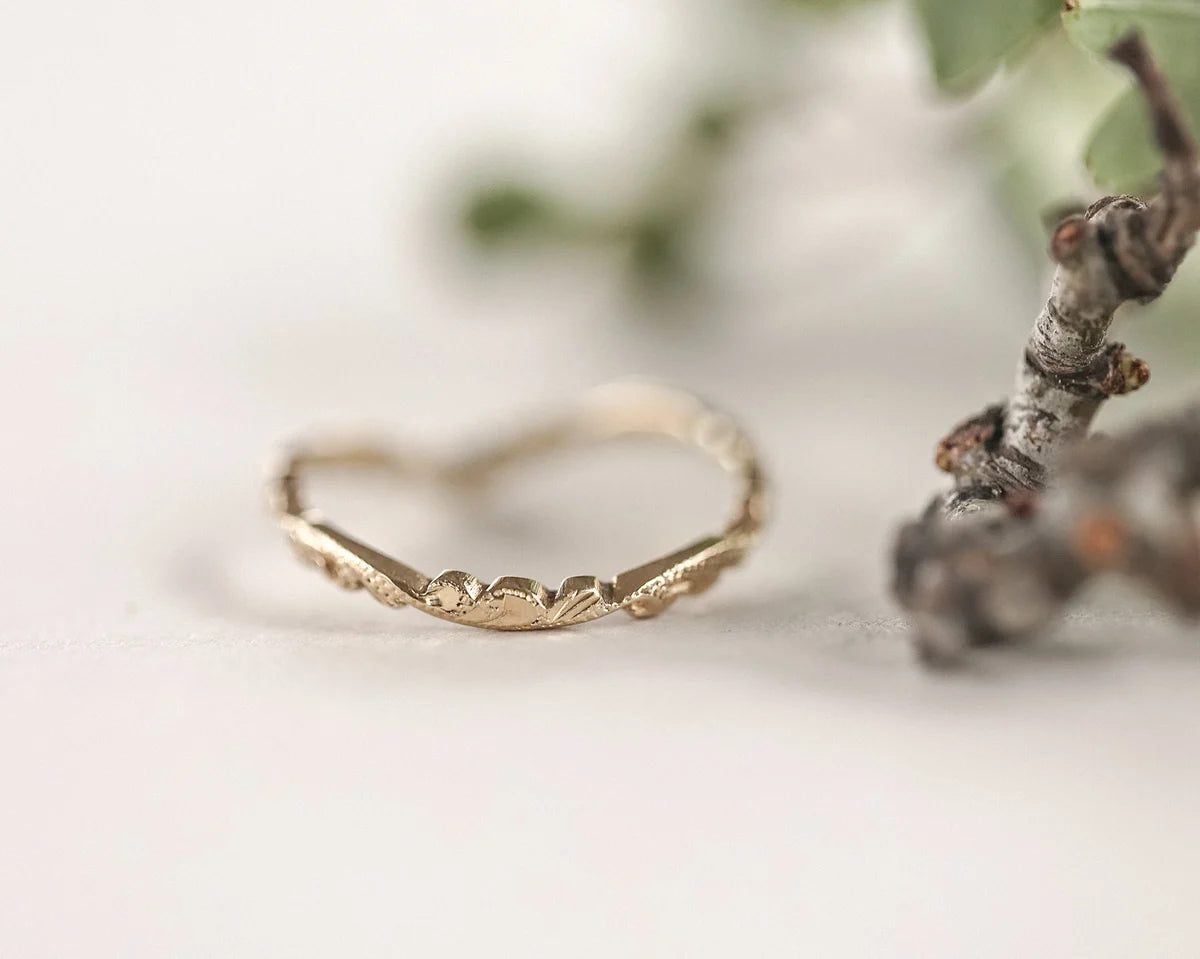 carved floral pattern detail gold band ring