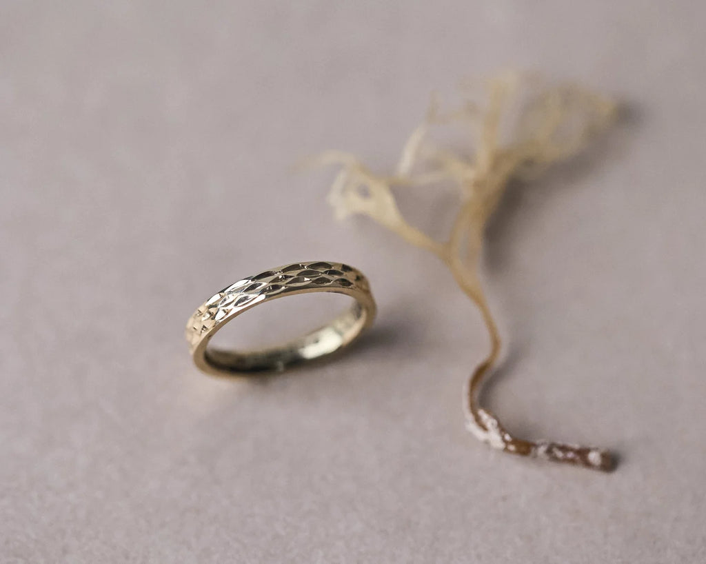 gold wedding ring 3mm wave inspired engraving detail
