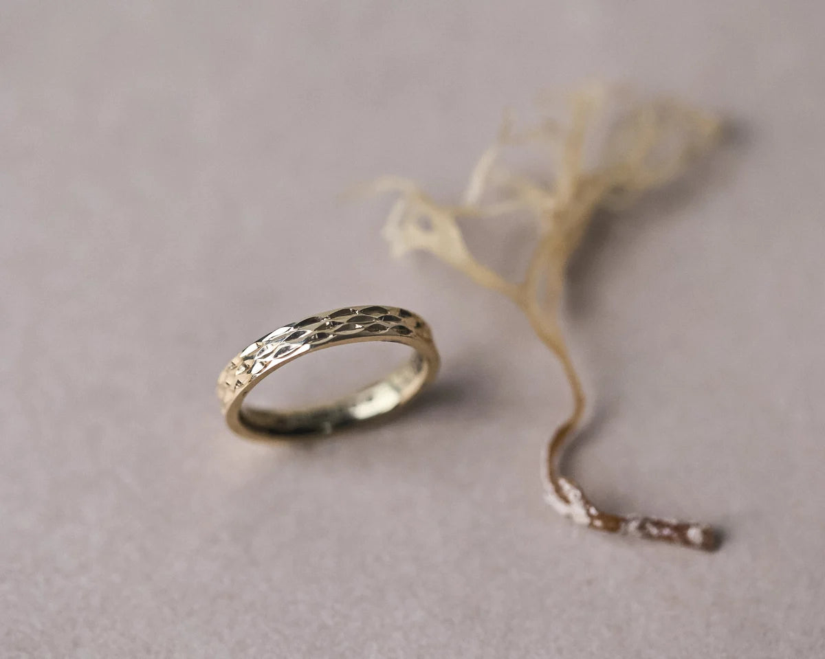 gold wedding ring 3mm wave inspired engraving detail