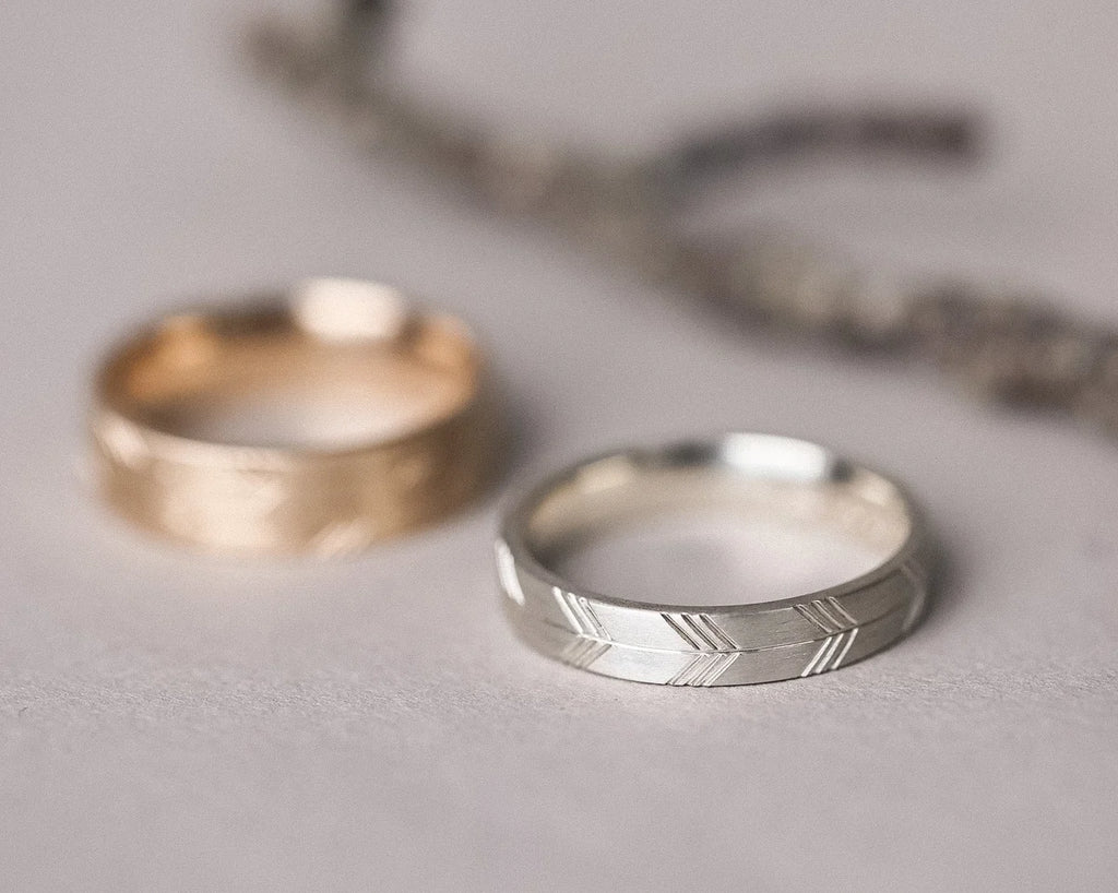 9ct white gold ring japanese arrows design textured band
