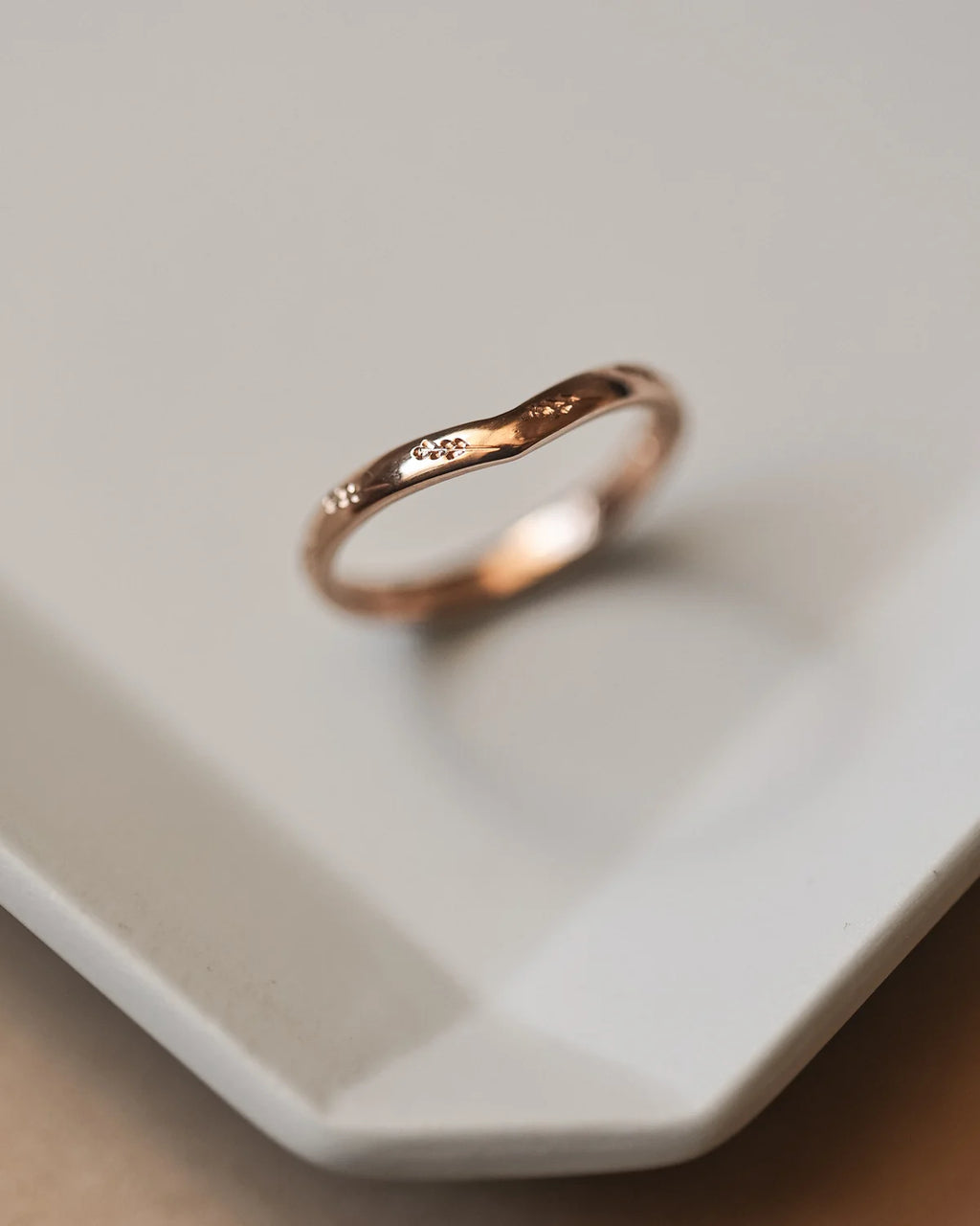 Side profile of 18ct rose gold barleycorn wishbone ring