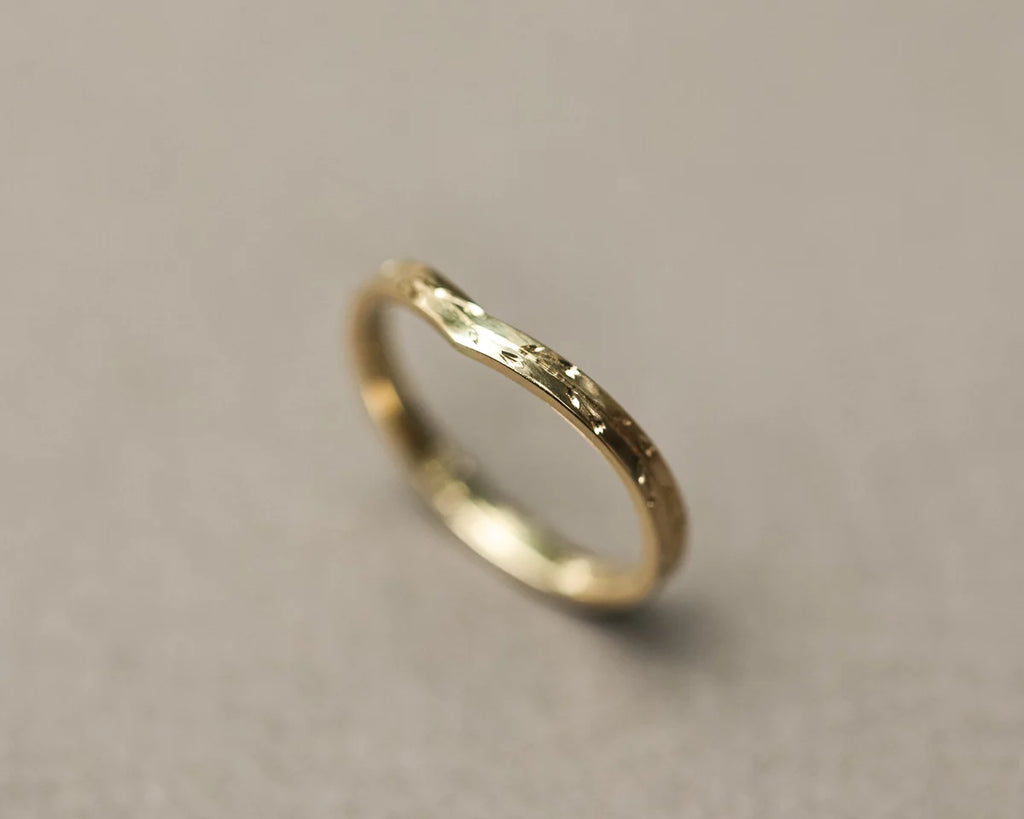 Side view of 18ct yellow gold pressed flower wishbone ring