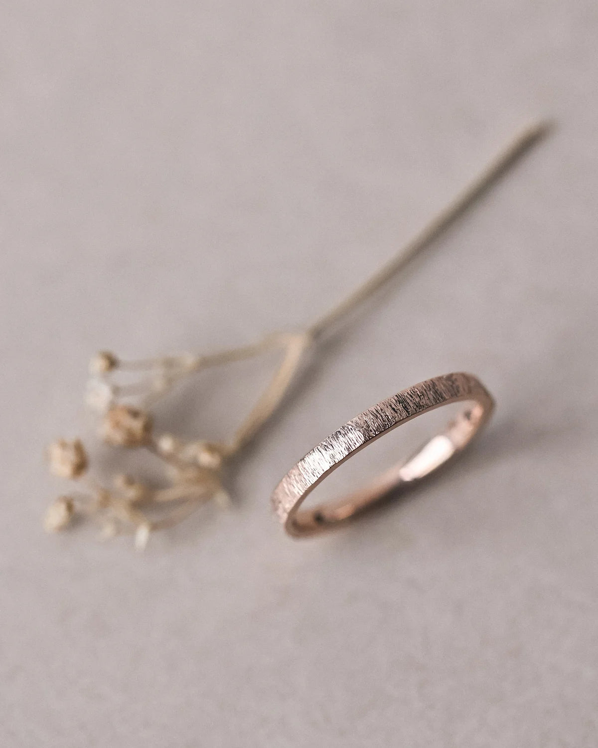 Side view of 2mm rose gold horn texture flat court ring