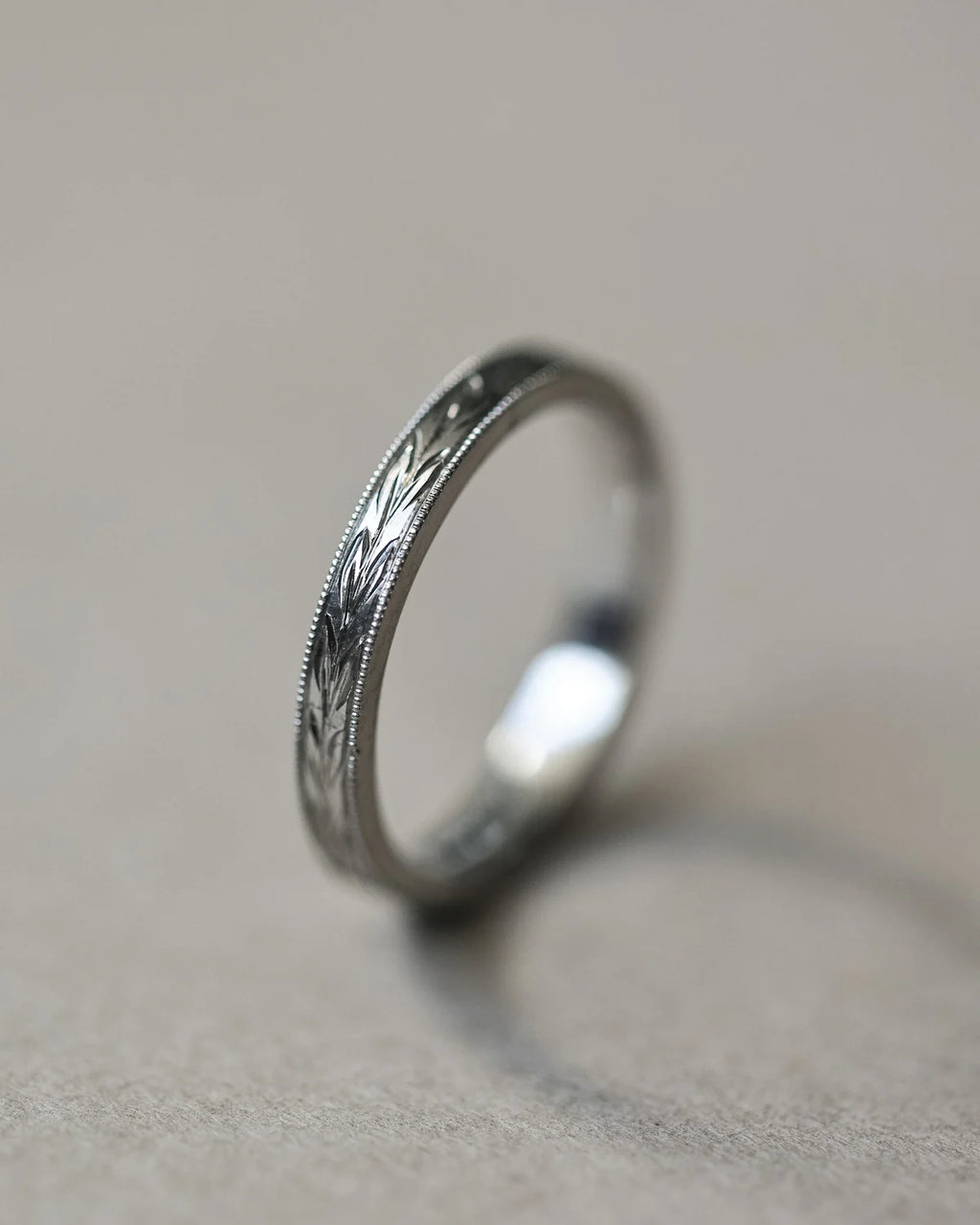 Side profile of platinum olive leaf and milled edge wedding ring
