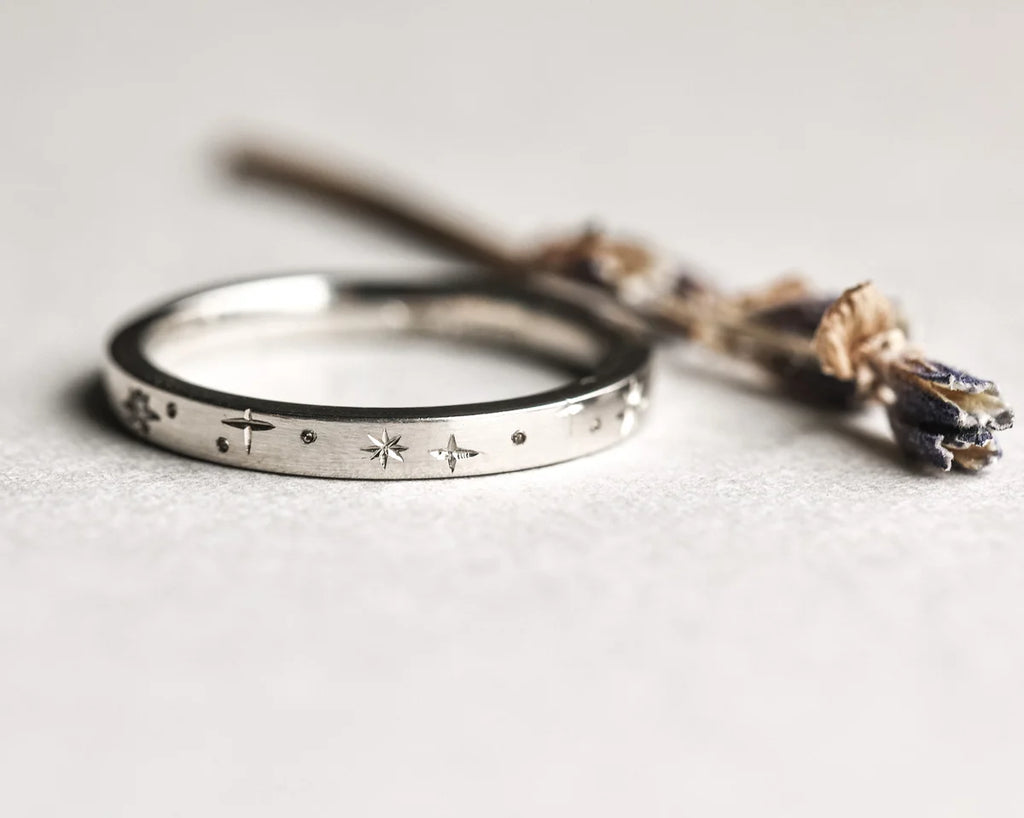 flat court band 2mm platinum diamond ring side view