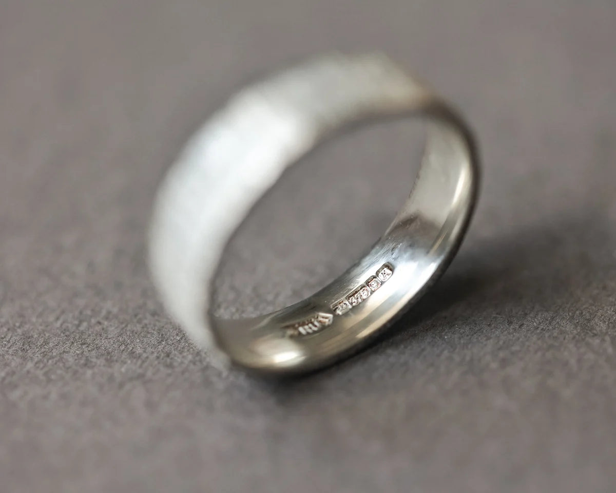 Side view of 5mm horn texture flat court ring in white gold