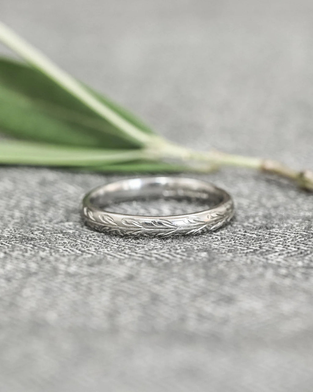side view 3mm platinum band olive leaf engraved detail