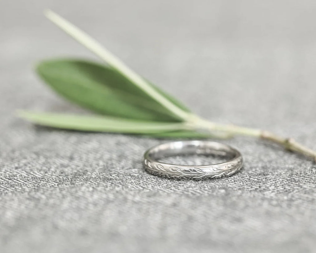 side view 3mm platinum band olive leaf engraved detail