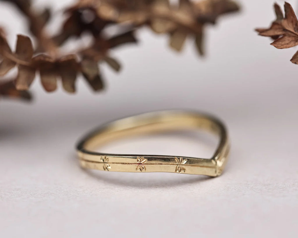 fine 2mm gold band engraved cleavers design side view