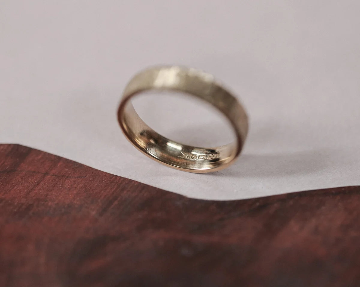 flat court band 5mm gold textured ring side view