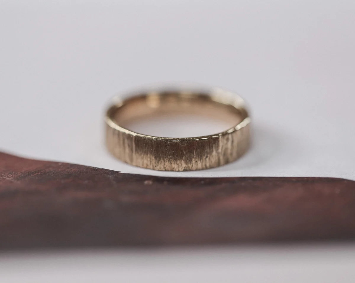 flat court band 5mm gold textured ring side view