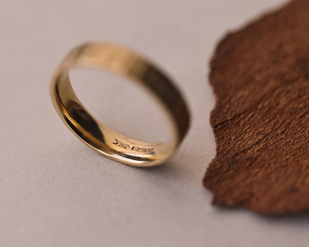 Side view of 5mm yellow gold horn texture wedding band
