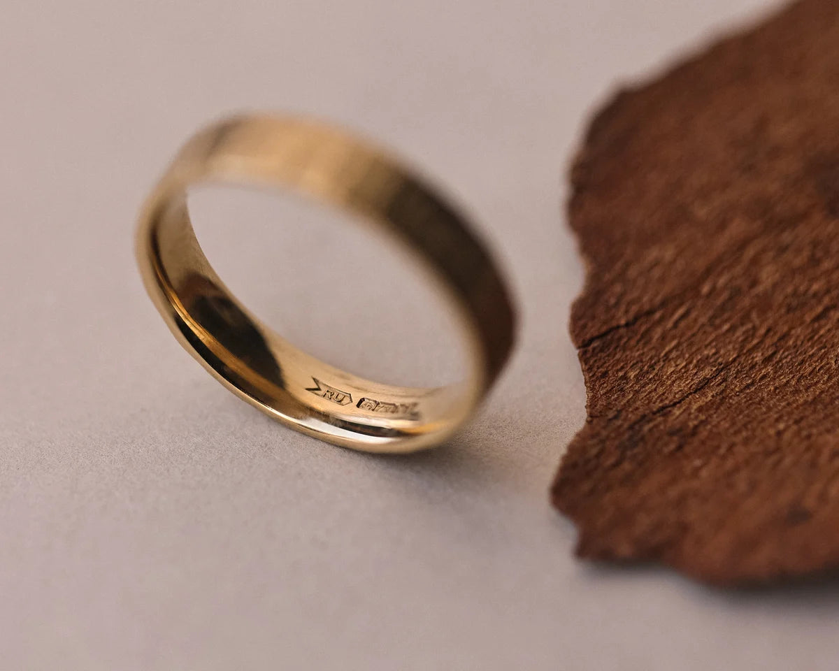 Side view of 5mm yellow gold horn texture wedding band