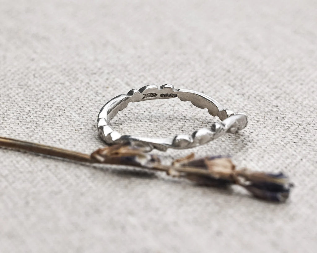 flat court band wishbone ring side view