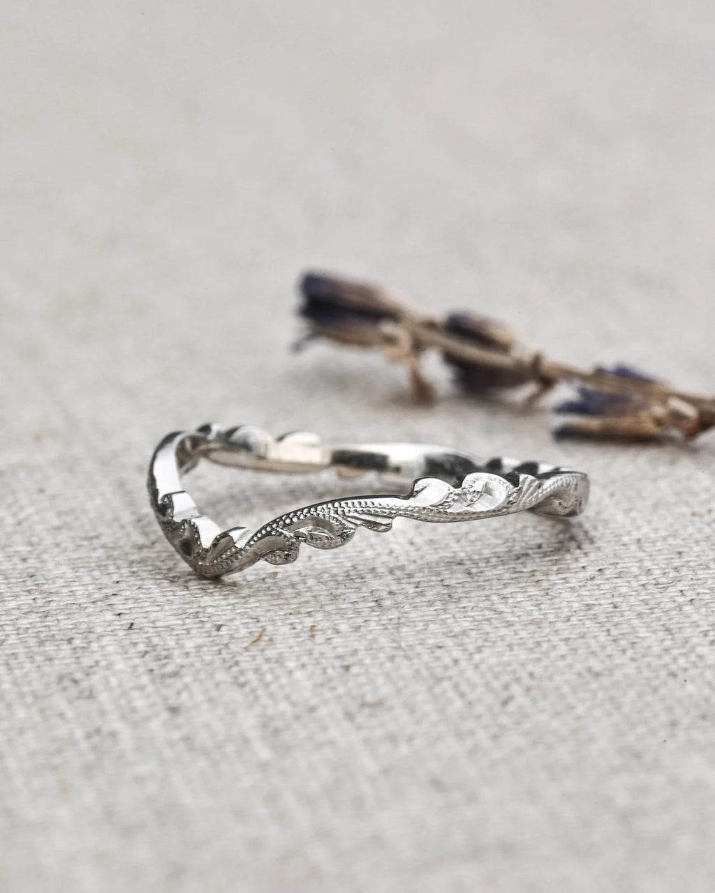 engraved finish detail wishbone ring band
