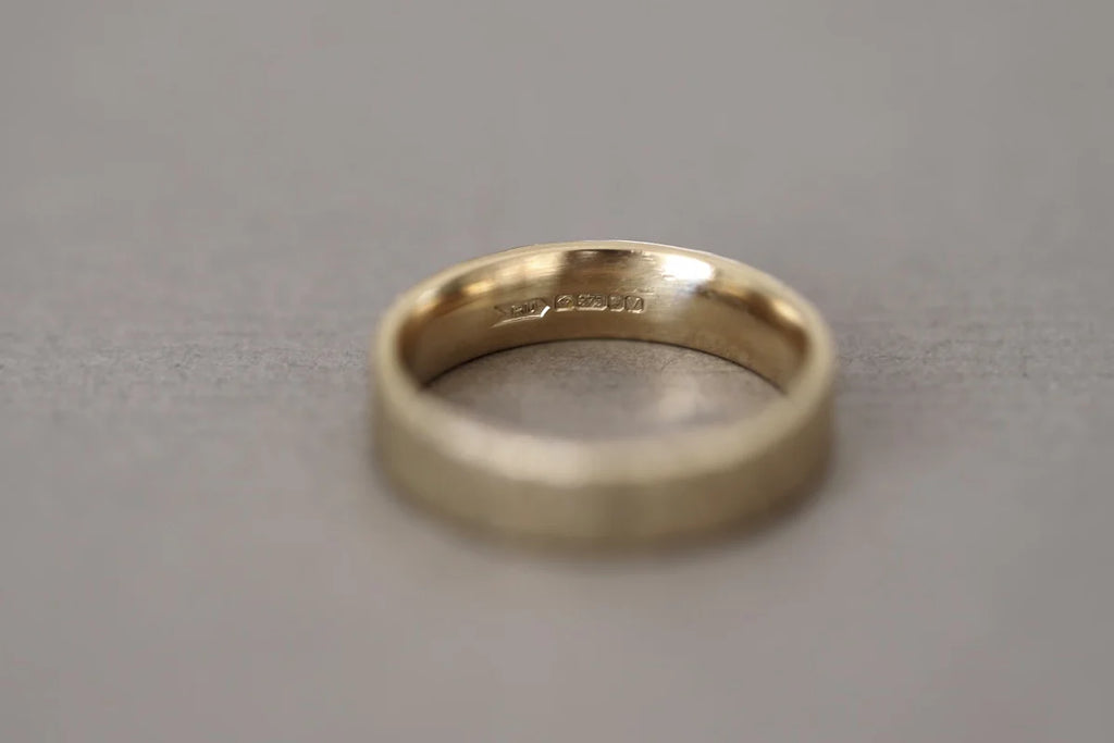 flat court band 5mm gold textured ring side view