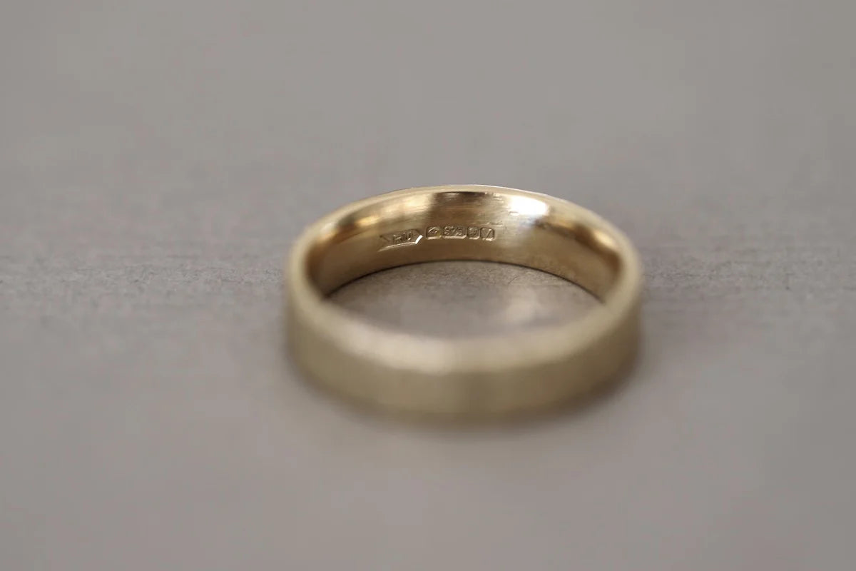 flat court band 5mm gold textured ring side view